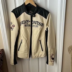 EUC Womens authentic leather Harley Davidson riding jacket. Black/cream